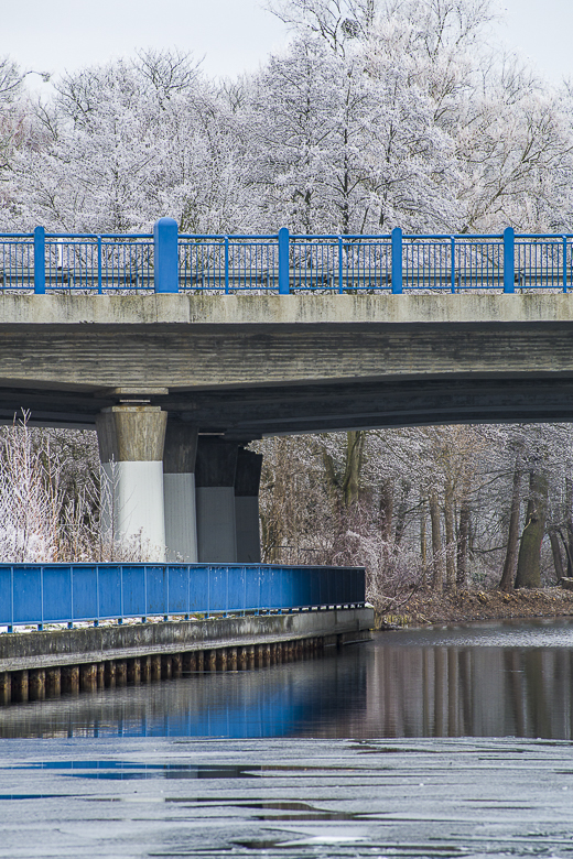 Blaue Geländer